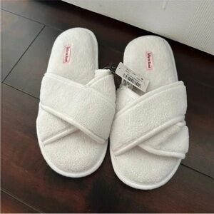 Size M Brand New Women’s La Vie En Rose White Slippers